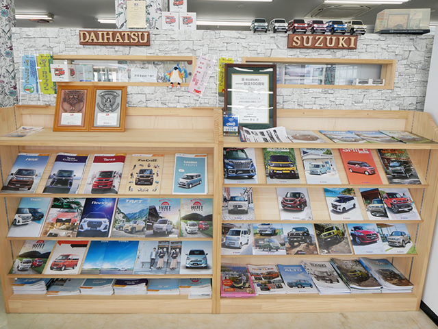 店内風景 各メーカーのカタログをご用意